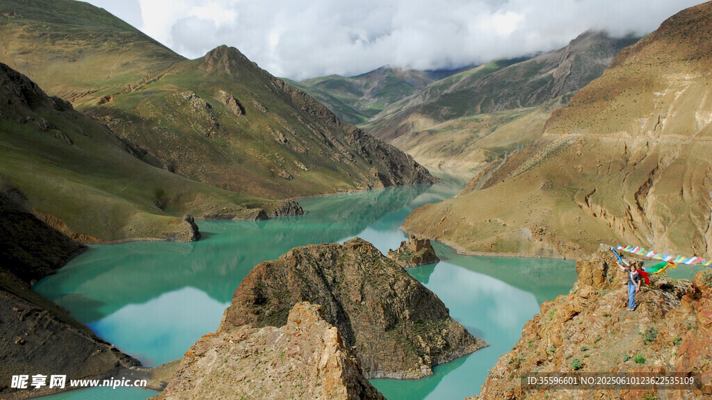 高山間的碧綠湖泊美景