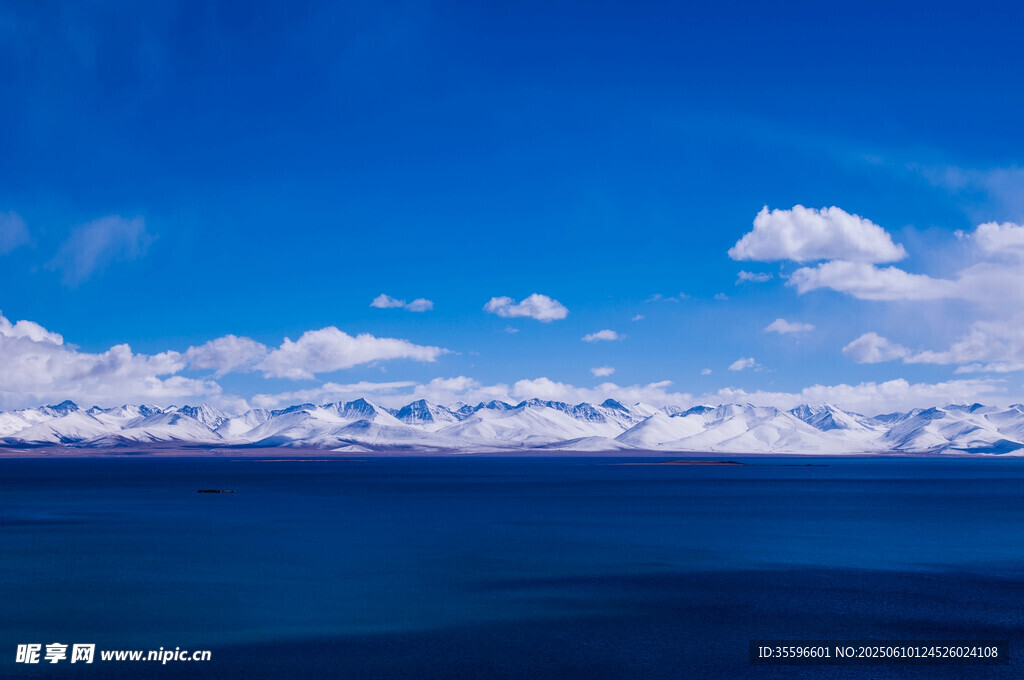廣闊藍(lán)天與海面的美麗景致