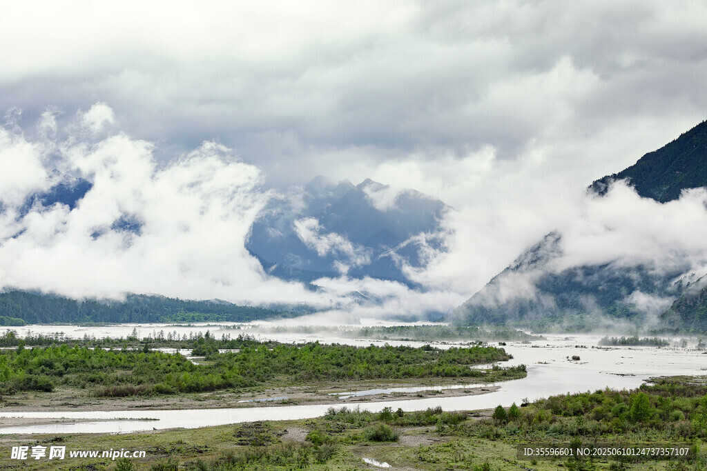 云霧繚繞的山間河谷美景