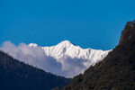 巍峨雪山與蔥郁山巒