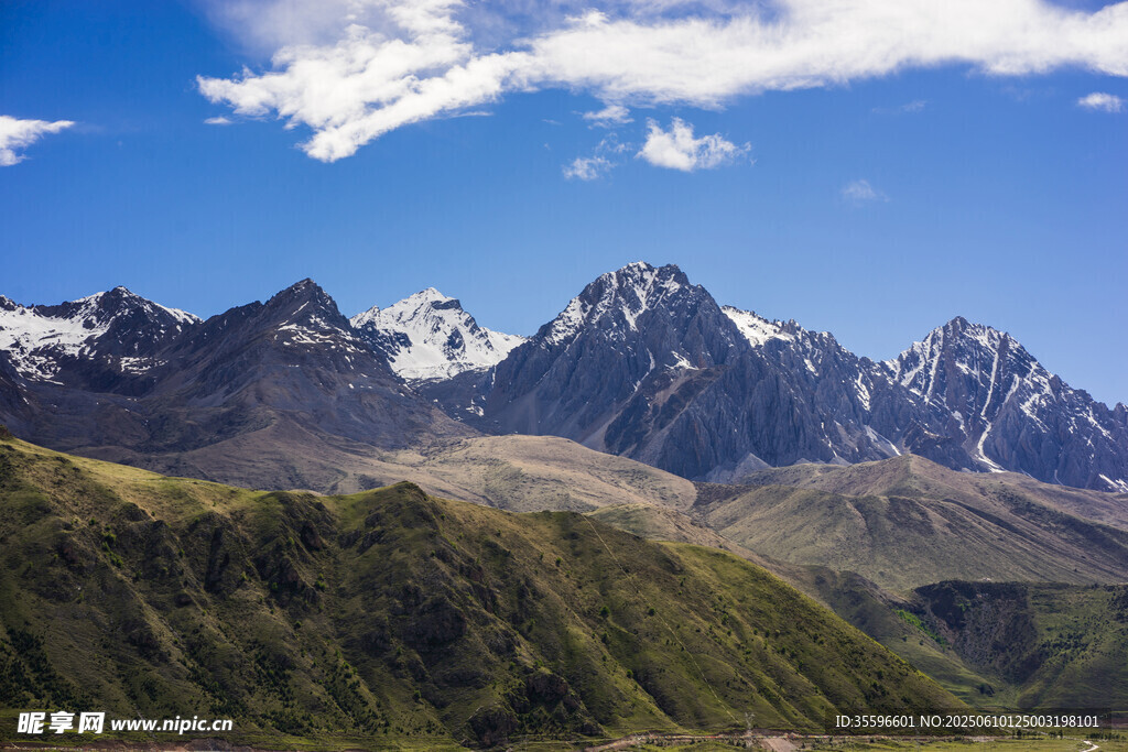 壯麗雪山與蔥郁山巒景觀