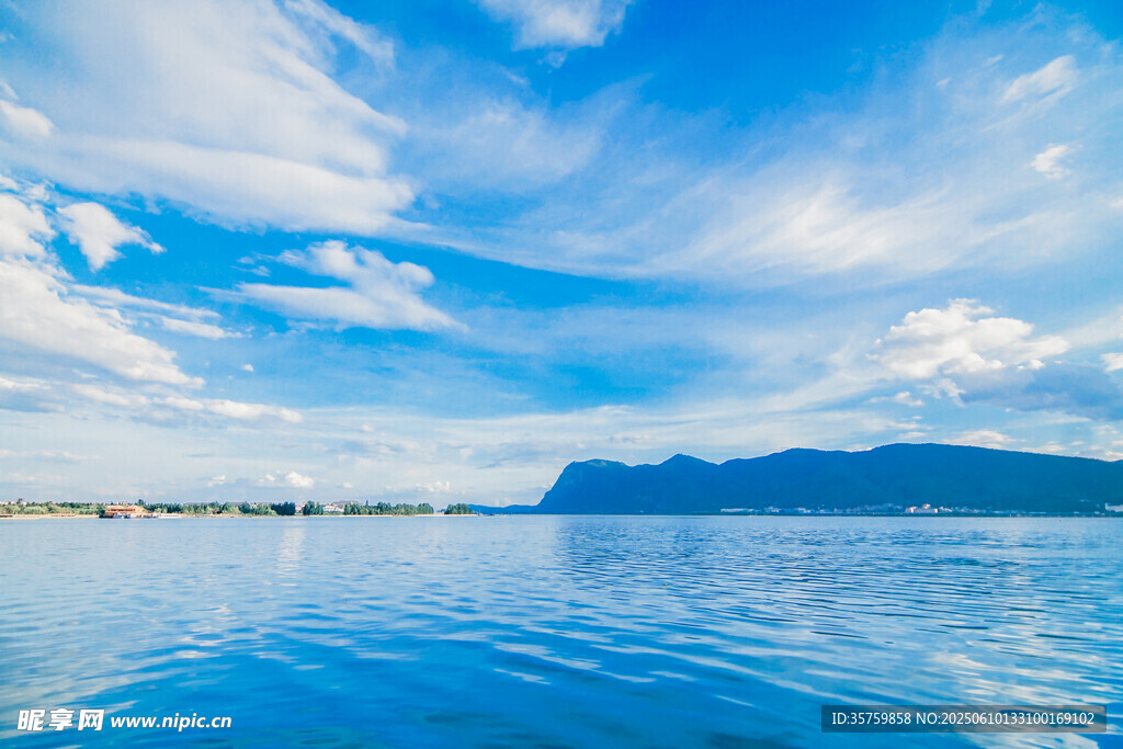 湛藍湖水與遠處山巒美景