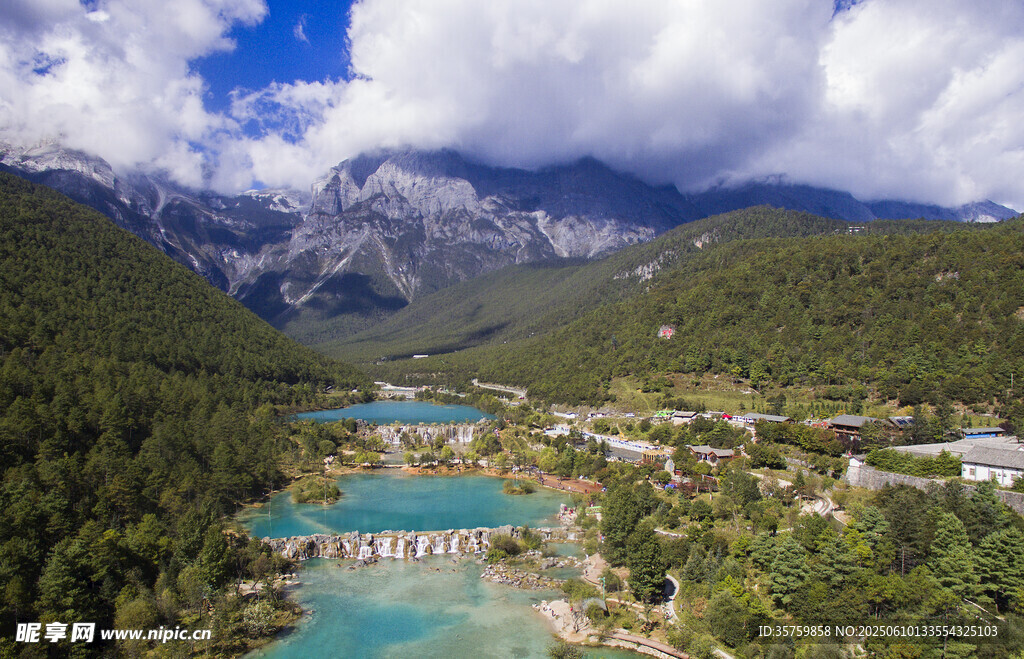 山間碧湖美景