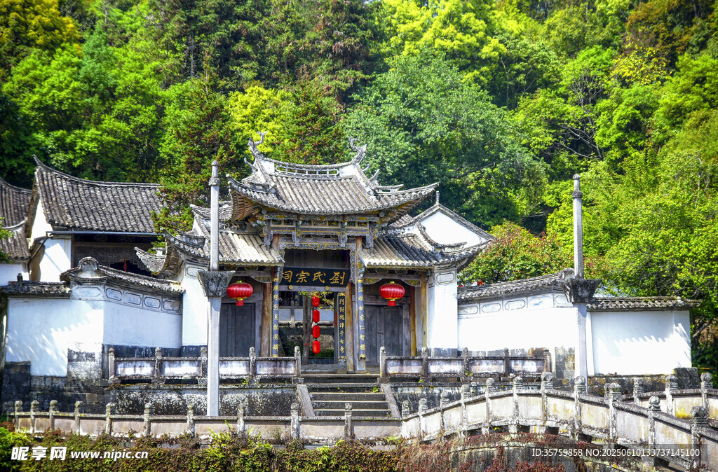 古雅中式建筑隱于山林間
