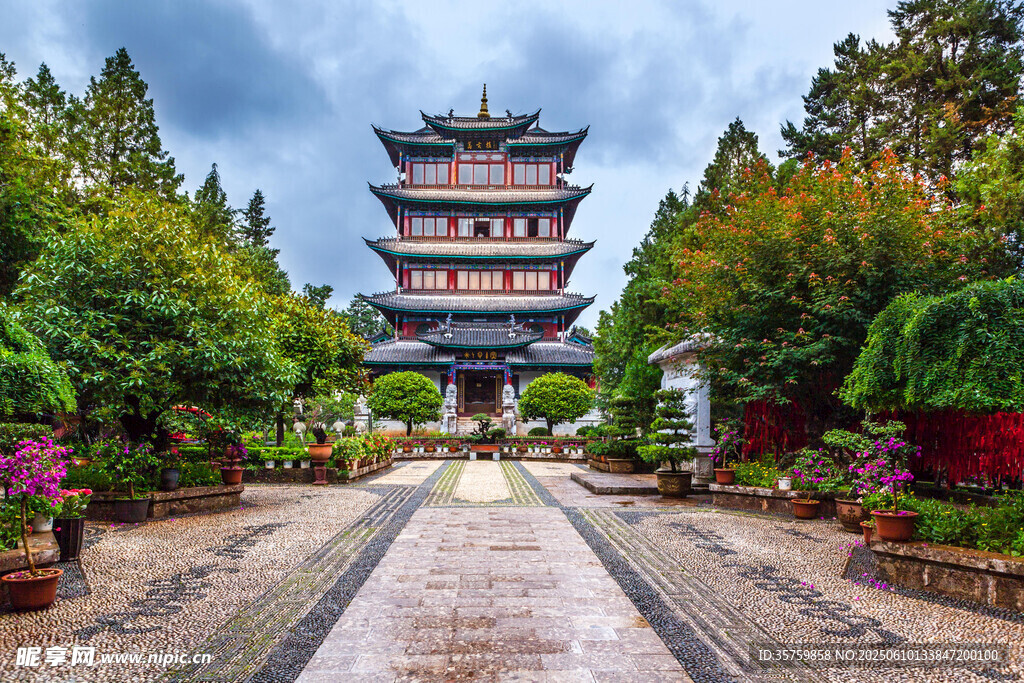 古雅寶塔立于蔥郁園林間