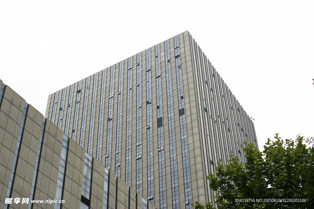 現代高層辦公樓外觀