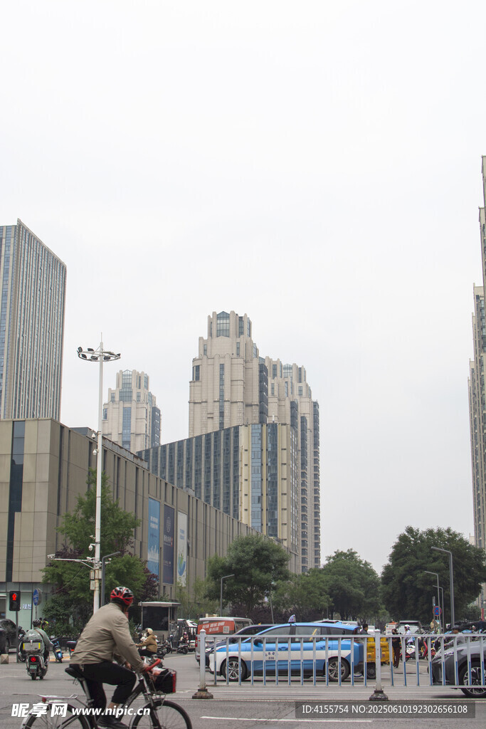 城市街景中的騎行者與高樓