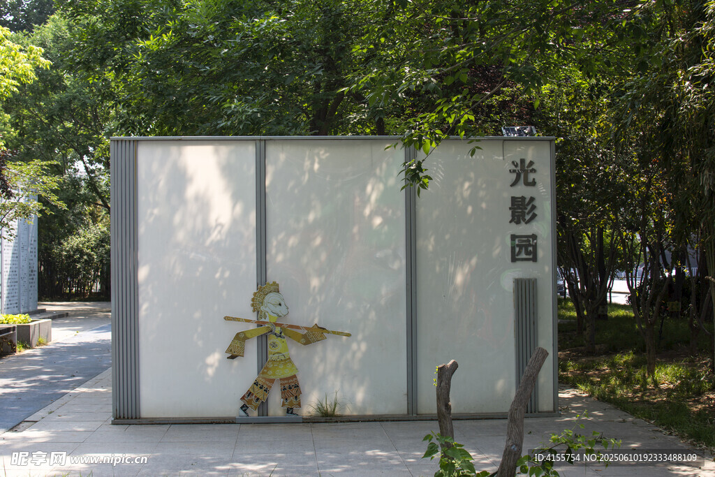 戶外藝術(shù)裝置中的人形雕塑