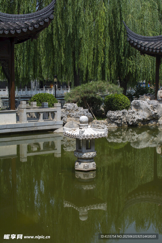 中式園林池塘景致