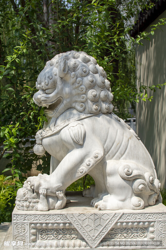 中式石獅子雕塑