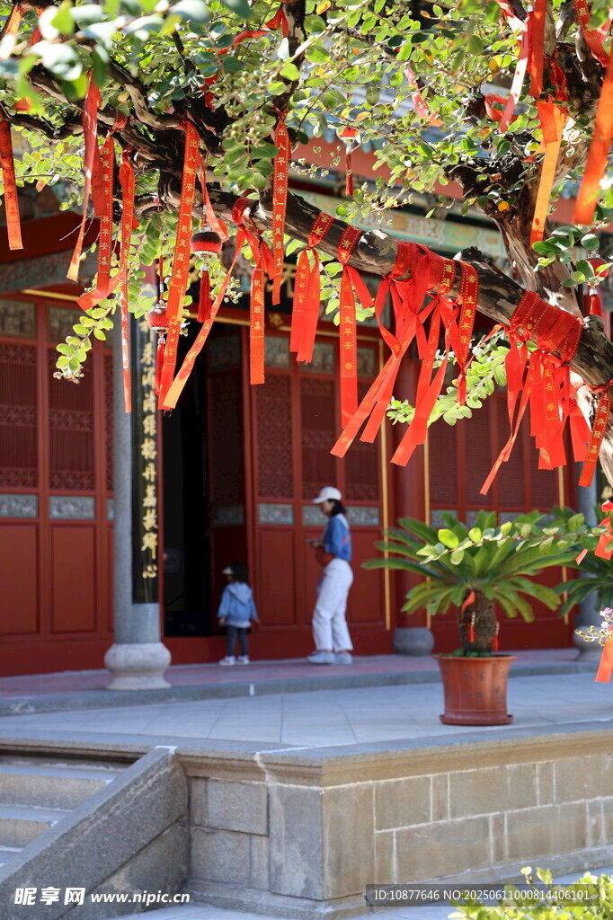 古寺祈福帶裝點(diǎn)美好愿景