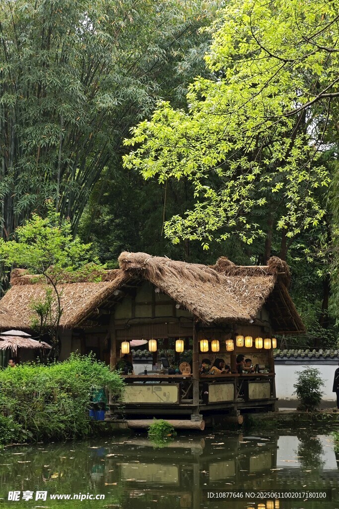 湖畔茅草屋