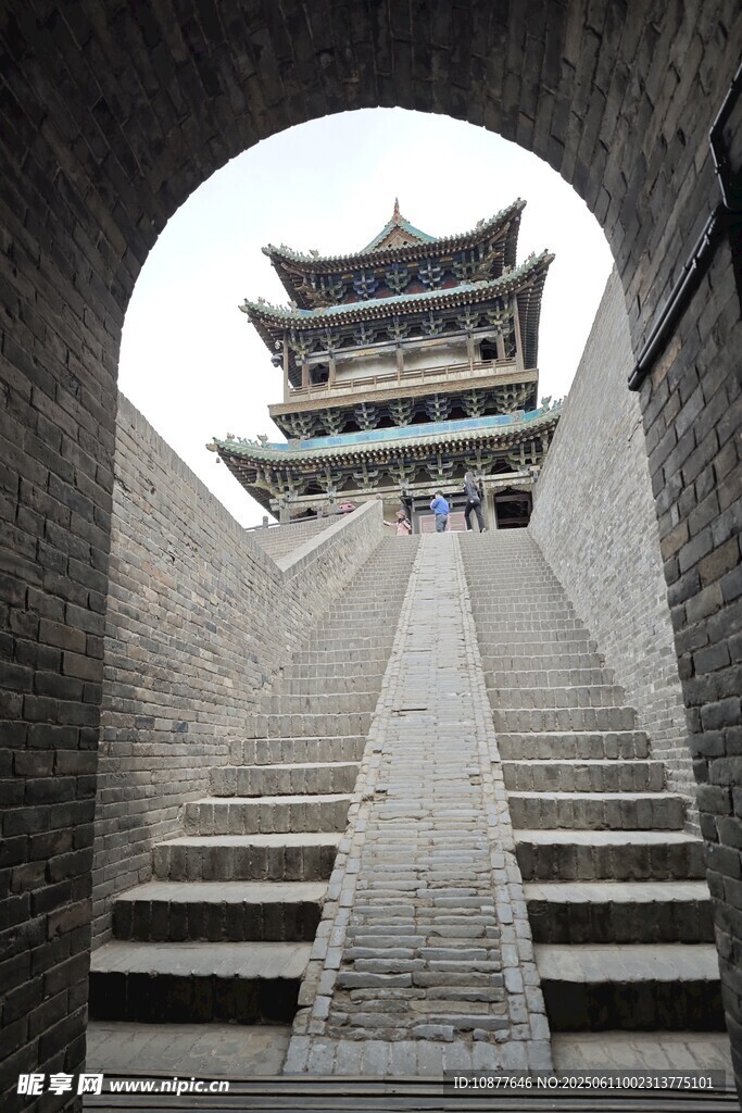 古建臺階上的巍峨樓閣