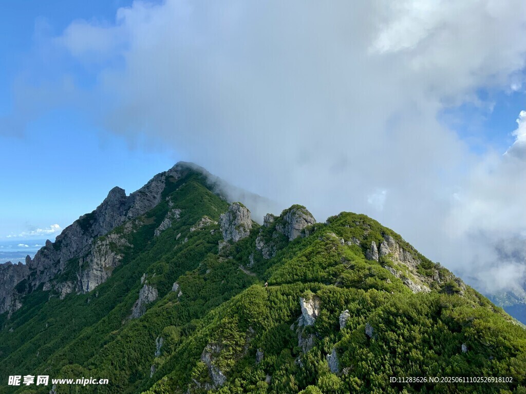 青山巍峨伴藍天