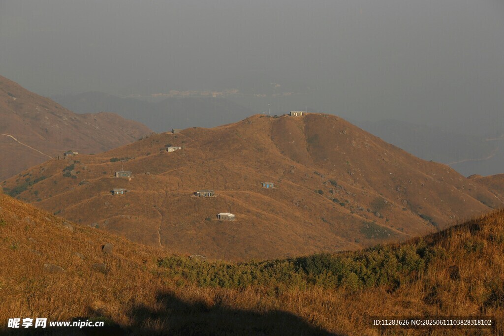 秋日山巒美景