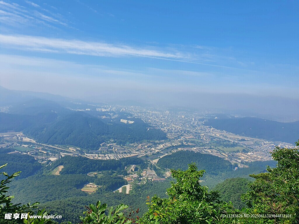 俯瞰城市與山巒美景