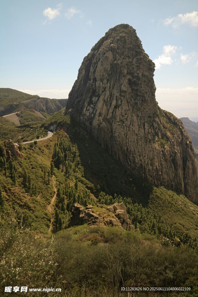 巍峨孤峰屹立于蔥郁山間
