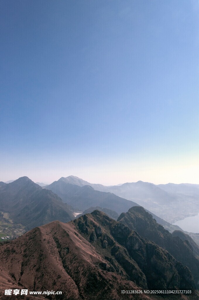 藍(lán)天映襯群山