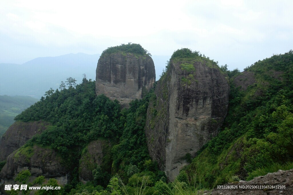 奇峰聳立的綠意山巒