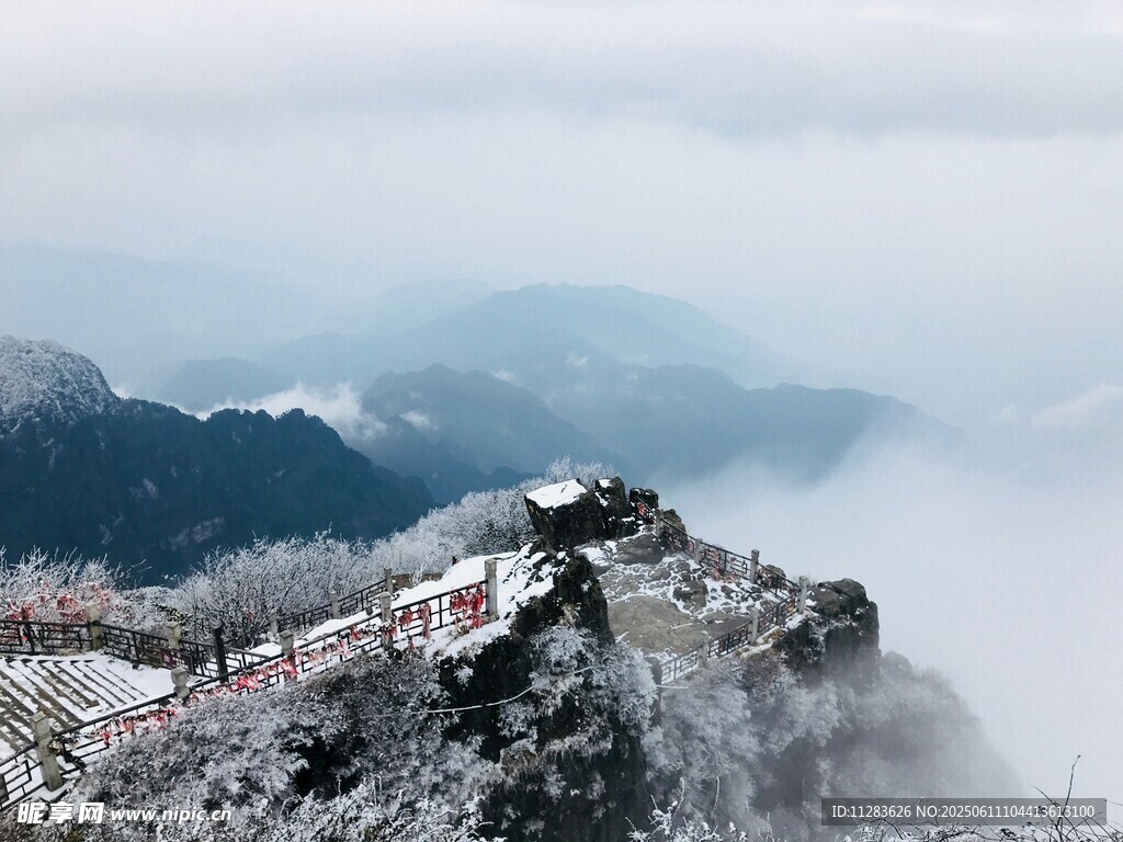 雪覆山巒