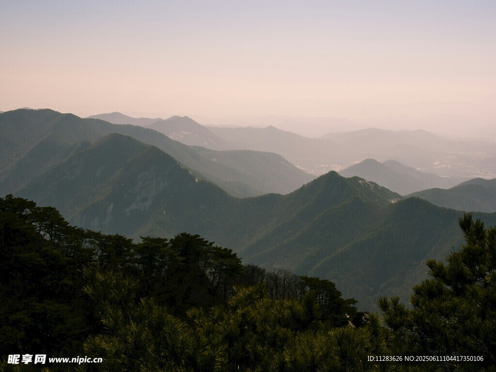 山巒疊翠的壯美自然景觀