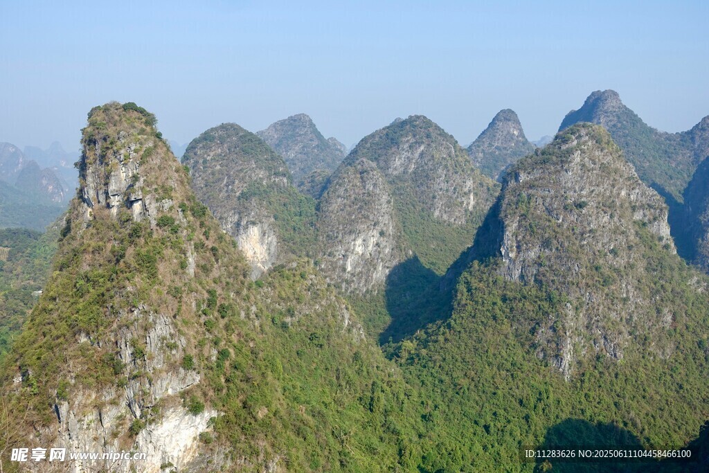 秀麗山巒