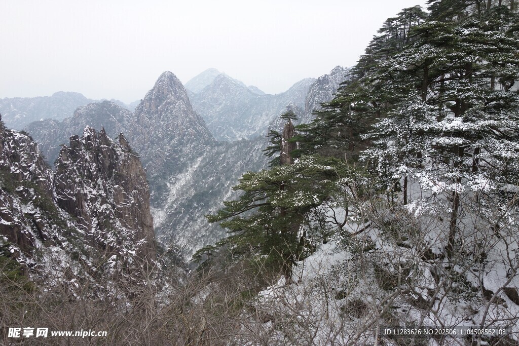 雪覆山巒美景