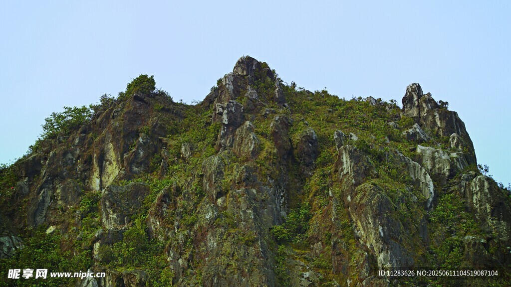 巍峨青山
