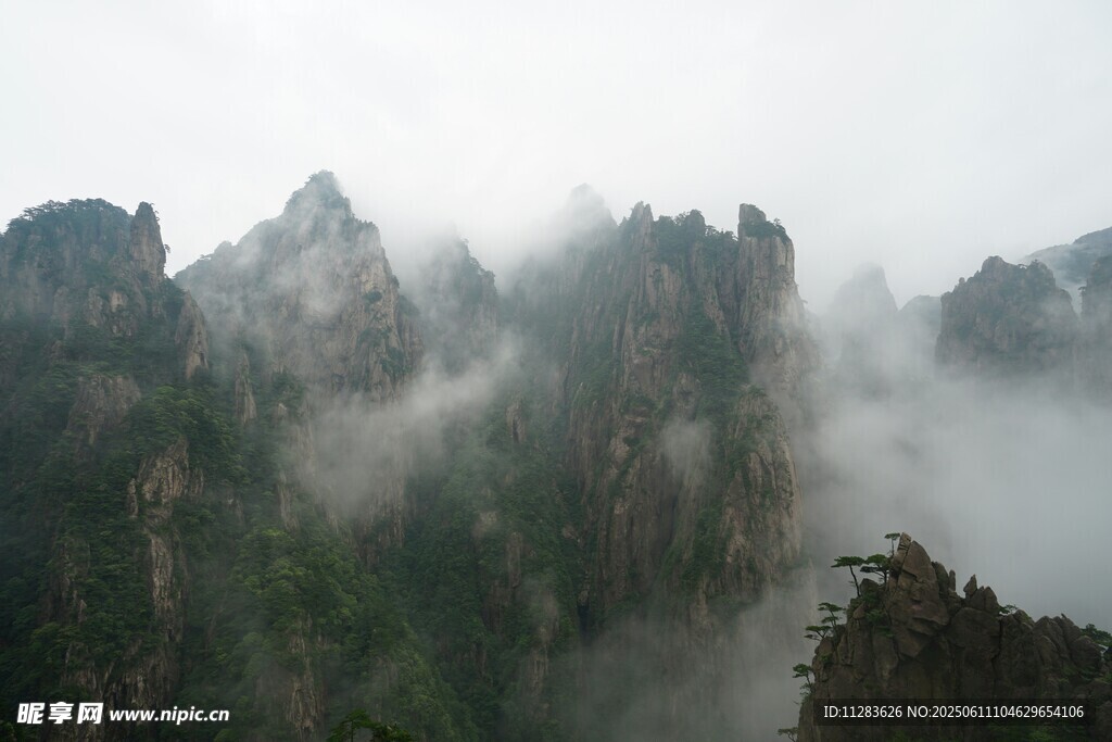 云霧繚繞的壯麗山峰