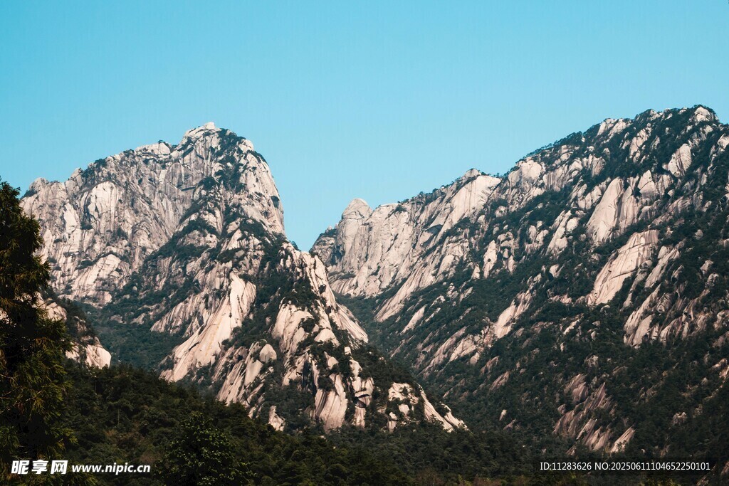 巍峨壯麗的山峰景觀