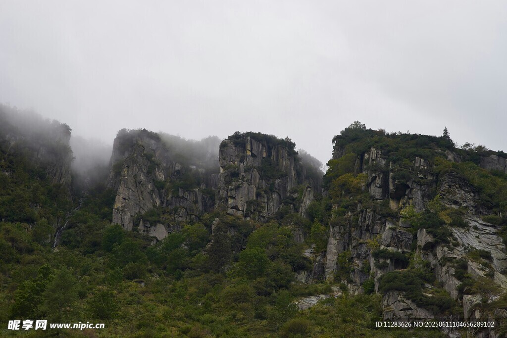 云霧繚繞的險峻山峰