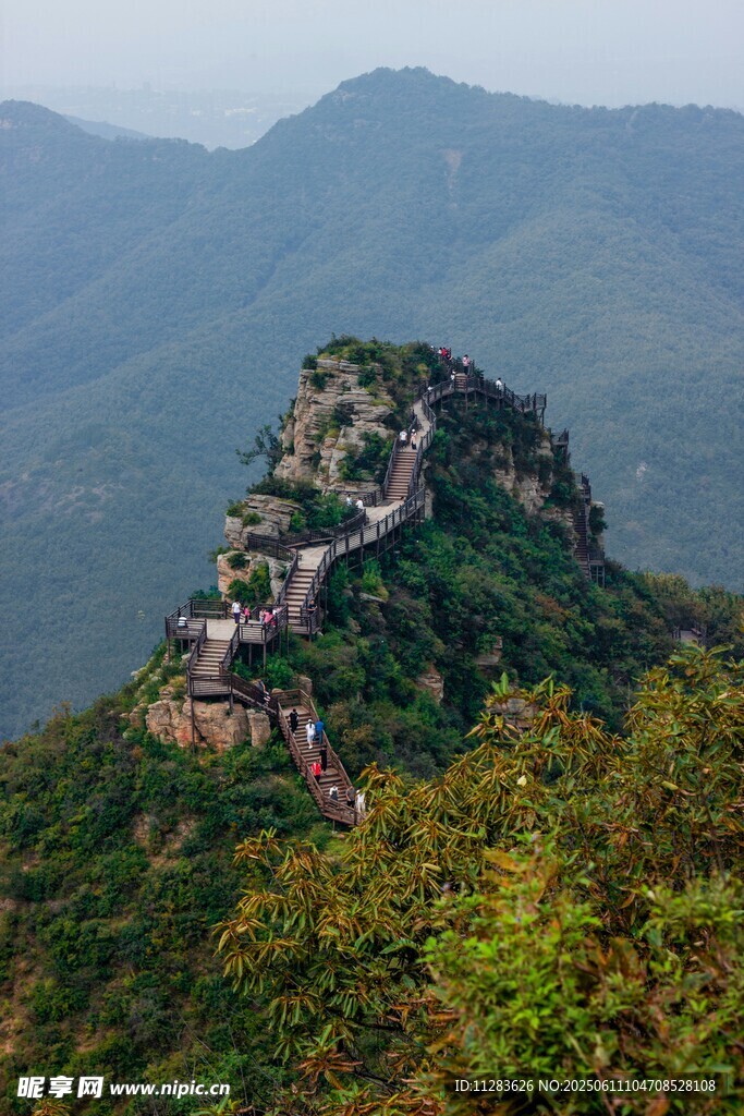 山巒上的蜿蜒路徑