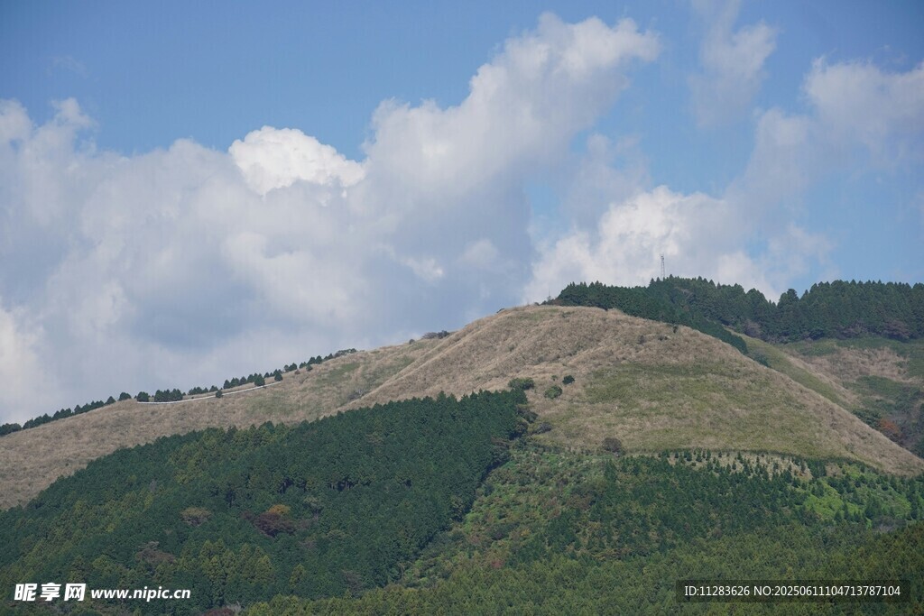 青山藍天間的秀麗山景