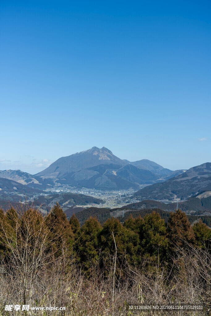 山巒藍天間的自然景致