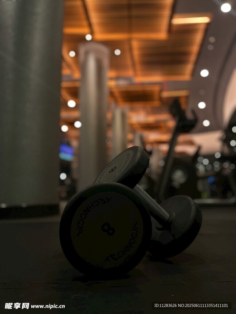 健身房內的健身器材一角