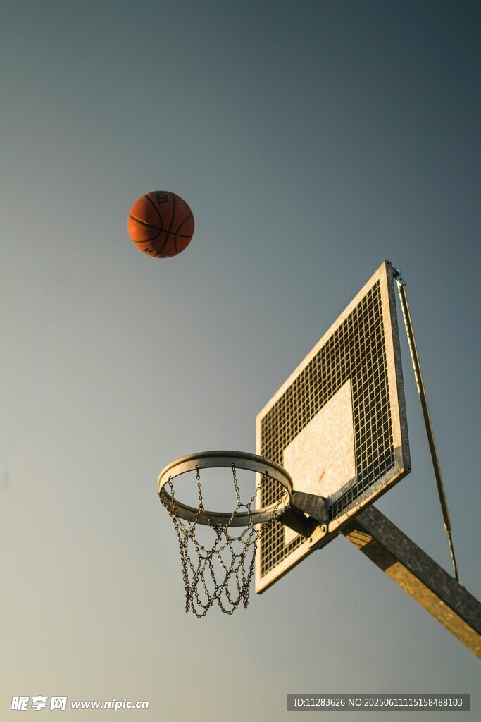 夕陽下籃球飛向籃筐