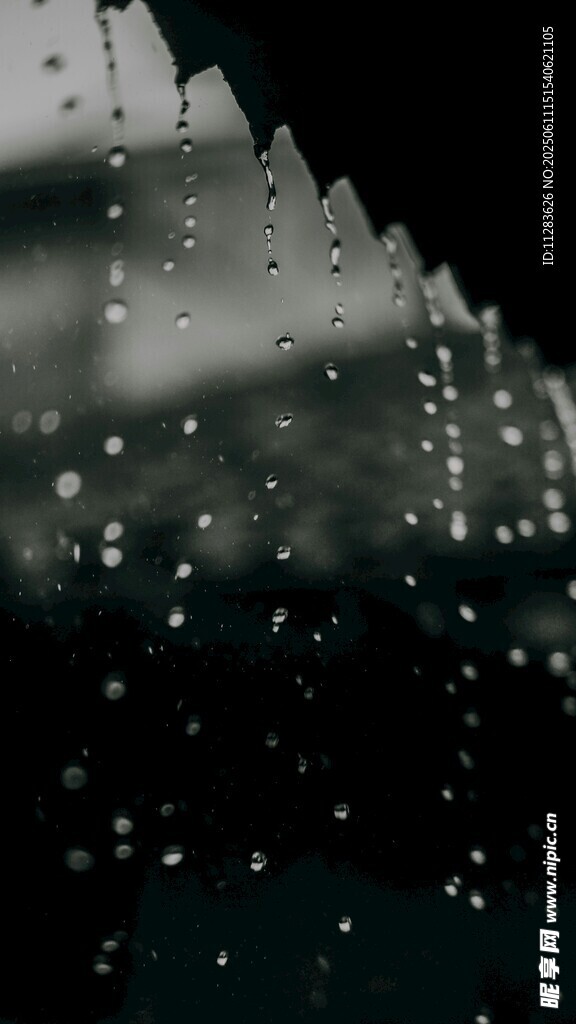 雨滴滑落的朦朧瞬間