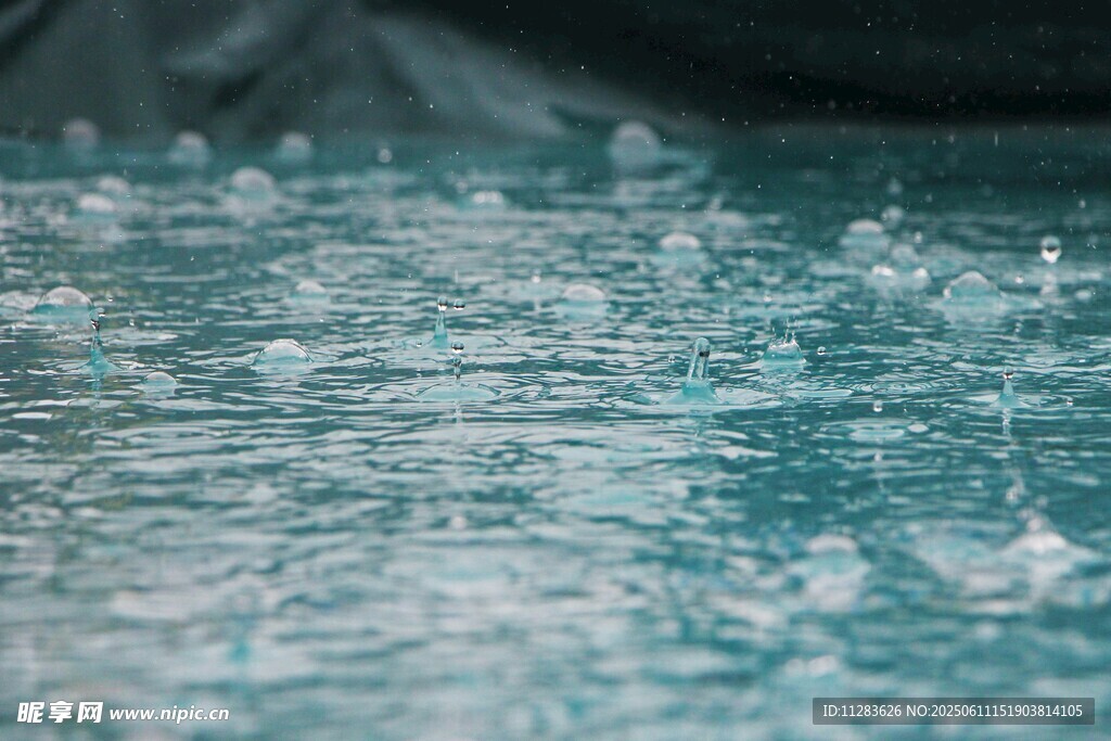 雨滴落入水面的美麗瞬間
