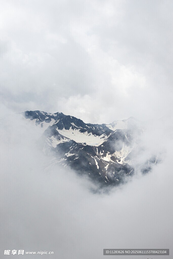 云霧繚繞中的雪山美景