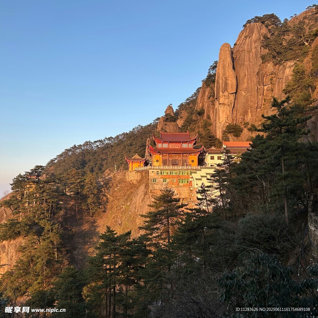 山間古寺倚峭壁