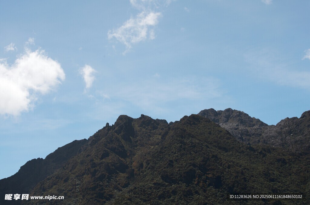 巍峨青山映藍(lán)天