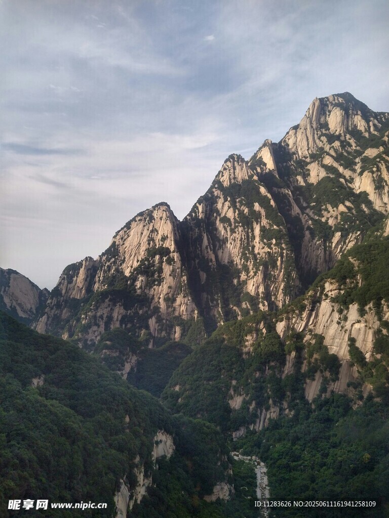 巍峨山峰入云端