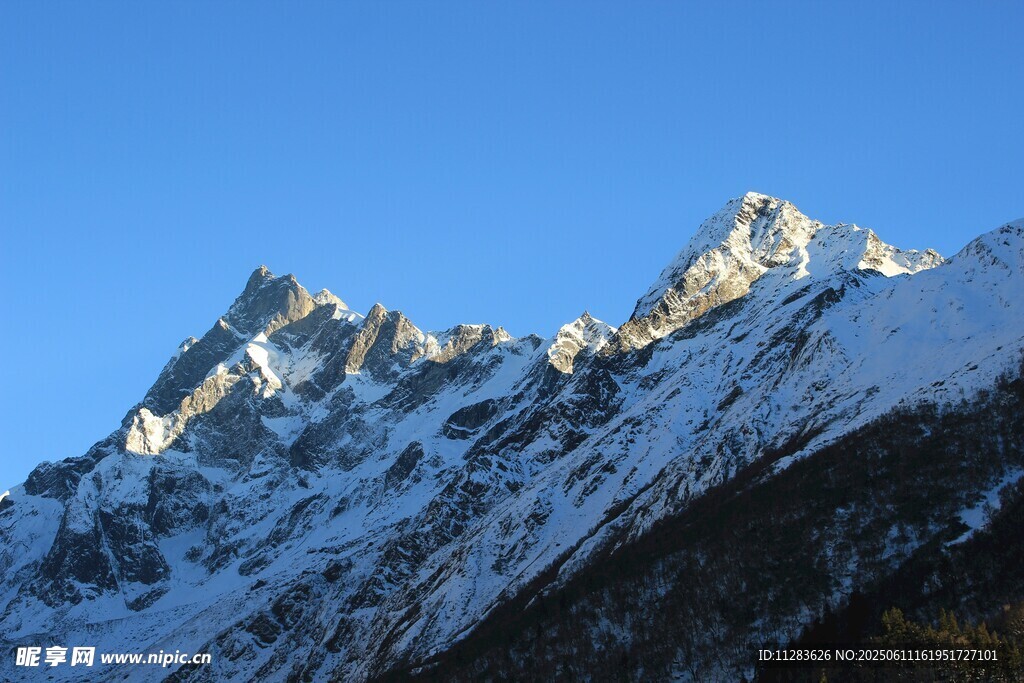 巍峨雪山壯麗景致