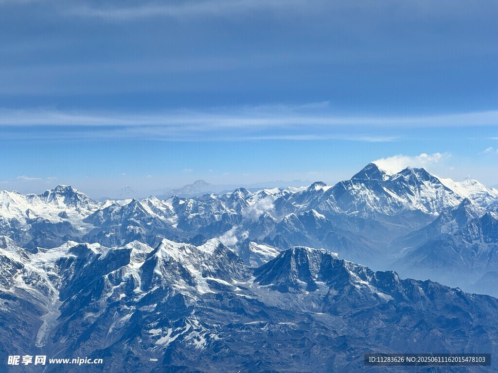 俯瞰壯麗雪山美景