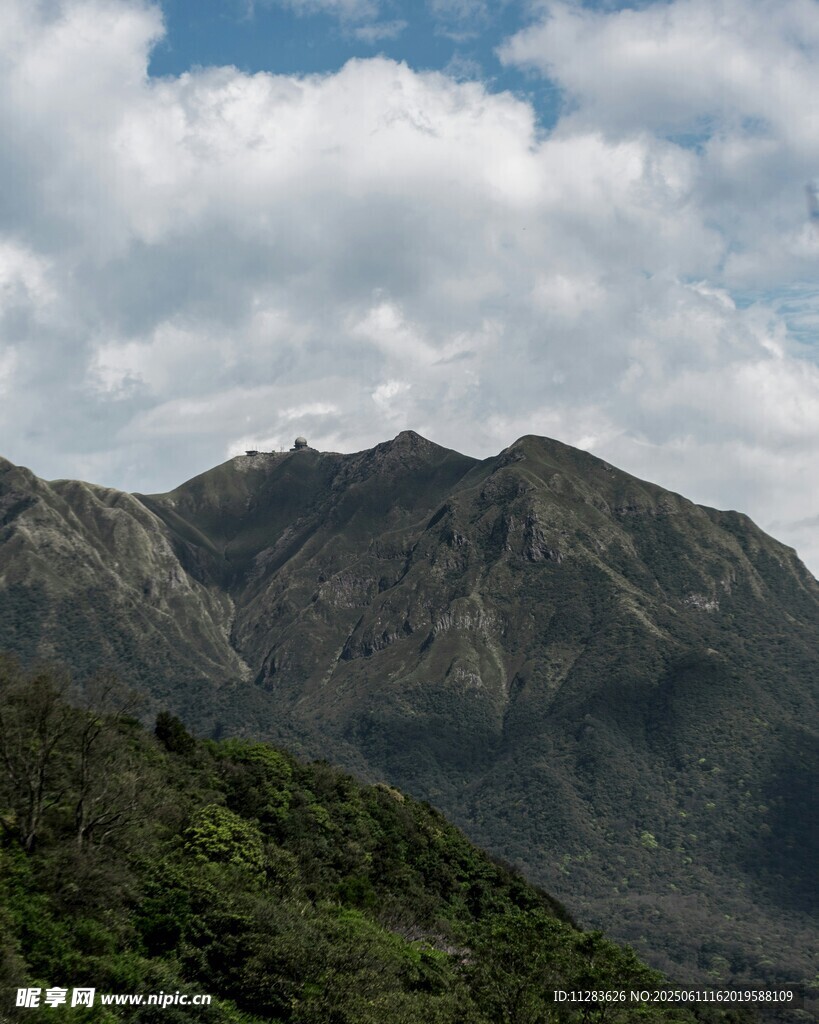 青山云海間的壯美風光