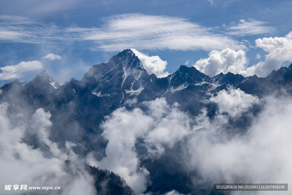 巍峨雪山云海壯麗景觀