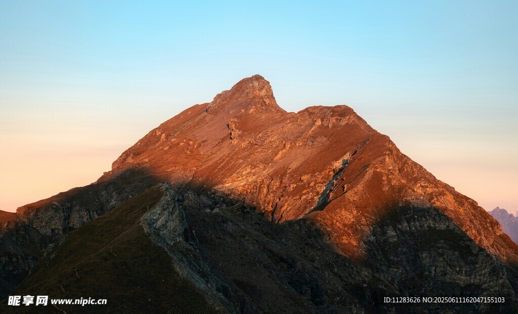 夕陽(yáng)下的壯麗山峰