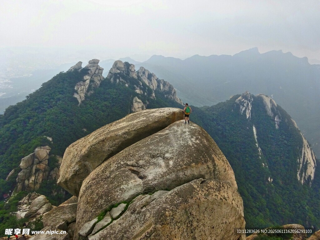 巍峨山石屹立于群山間
