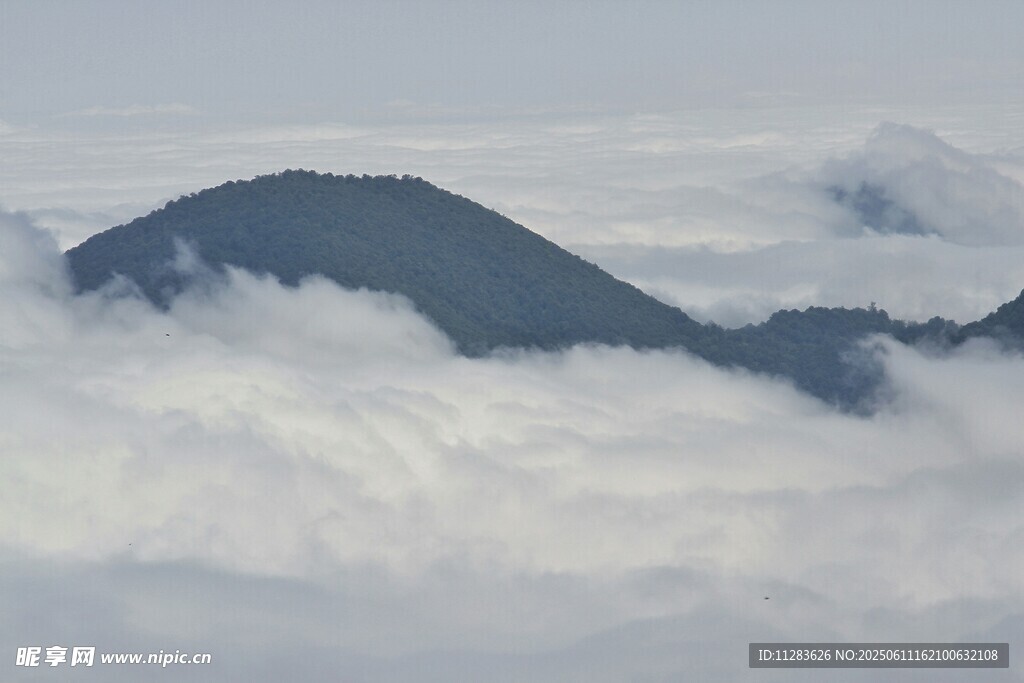 云海中的巍峨山峰