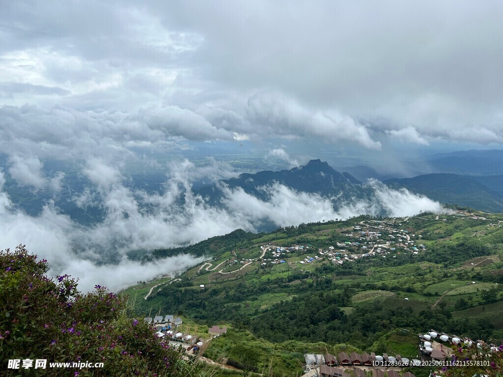 山間云海環繞的美麗景致